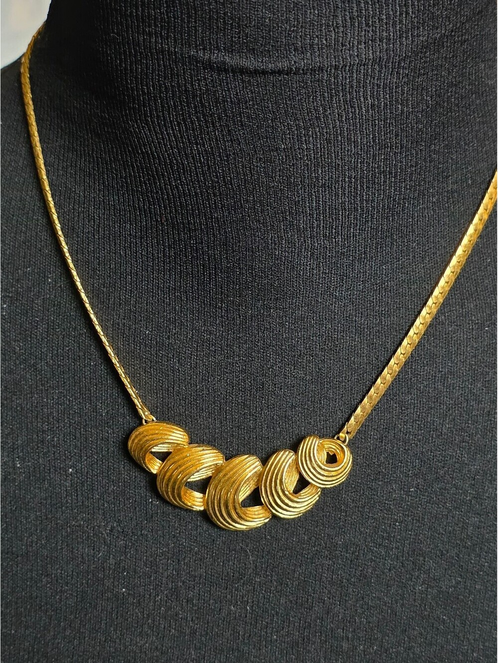 Vintage Avon 17" Goldtone Serpentine Necklace With Ribbon Curl Design